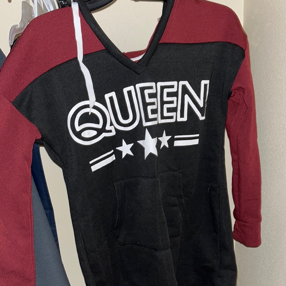 I’m selling a item that you can wear as a dress or a shirt. The size is a large.